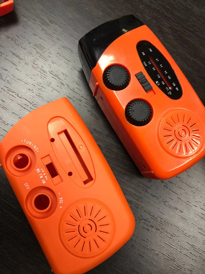 Multifunctional Emergency Radio with Solar Power and Flashlight
